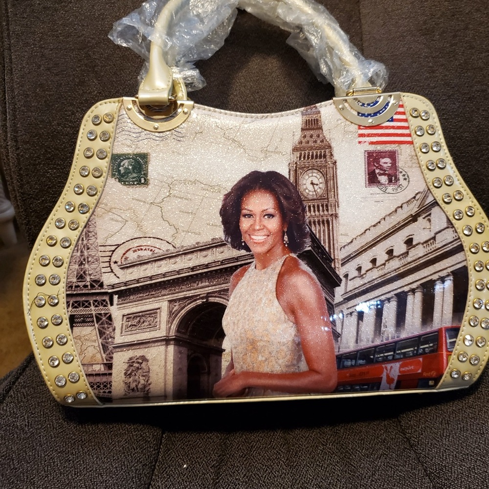 Cream Shoulder Bag with Iconic London Landmarks and Vintage Design